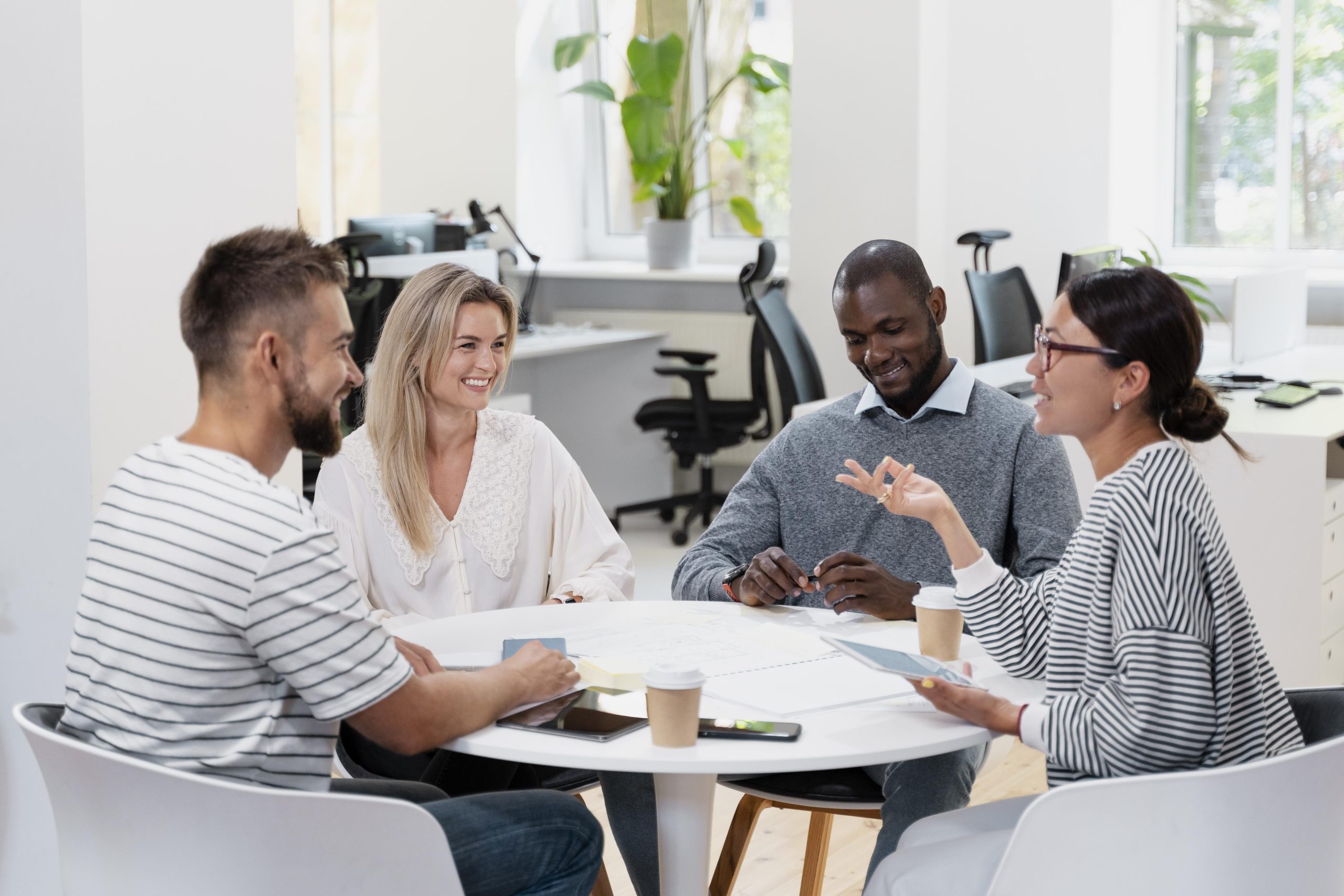 O associativismo é a prática de unir indivíduos ou empresas em associações para alcançar objetivos comuns, compartilhar recursos e fortalecer a colaboração.