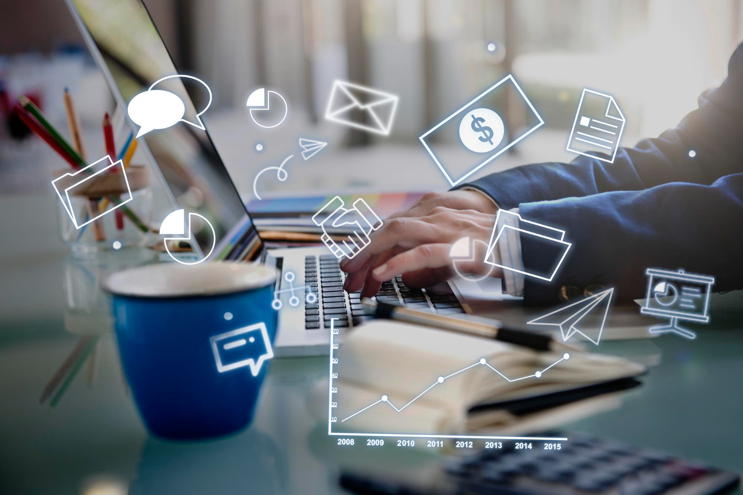 Homem usando laptop em ambiente de escritório com gráficos e ícones de marketing digital, como símbolos de comunicação, dinheiro, e gráficos de crescimento, flutuando ao redor, representando estratégias de marketing digital.