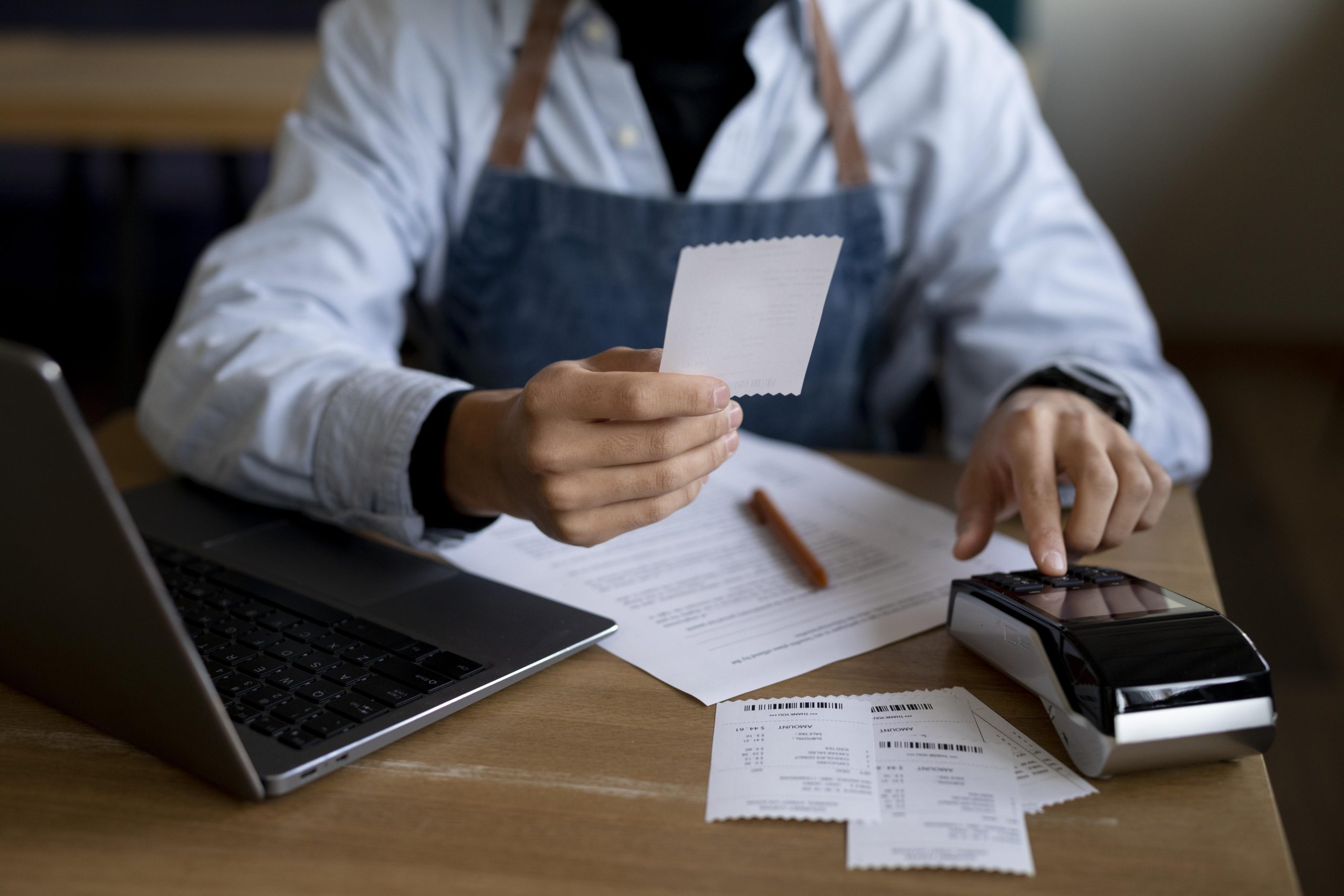 Empreendedor verificando como emitir nota fiscal do MEI