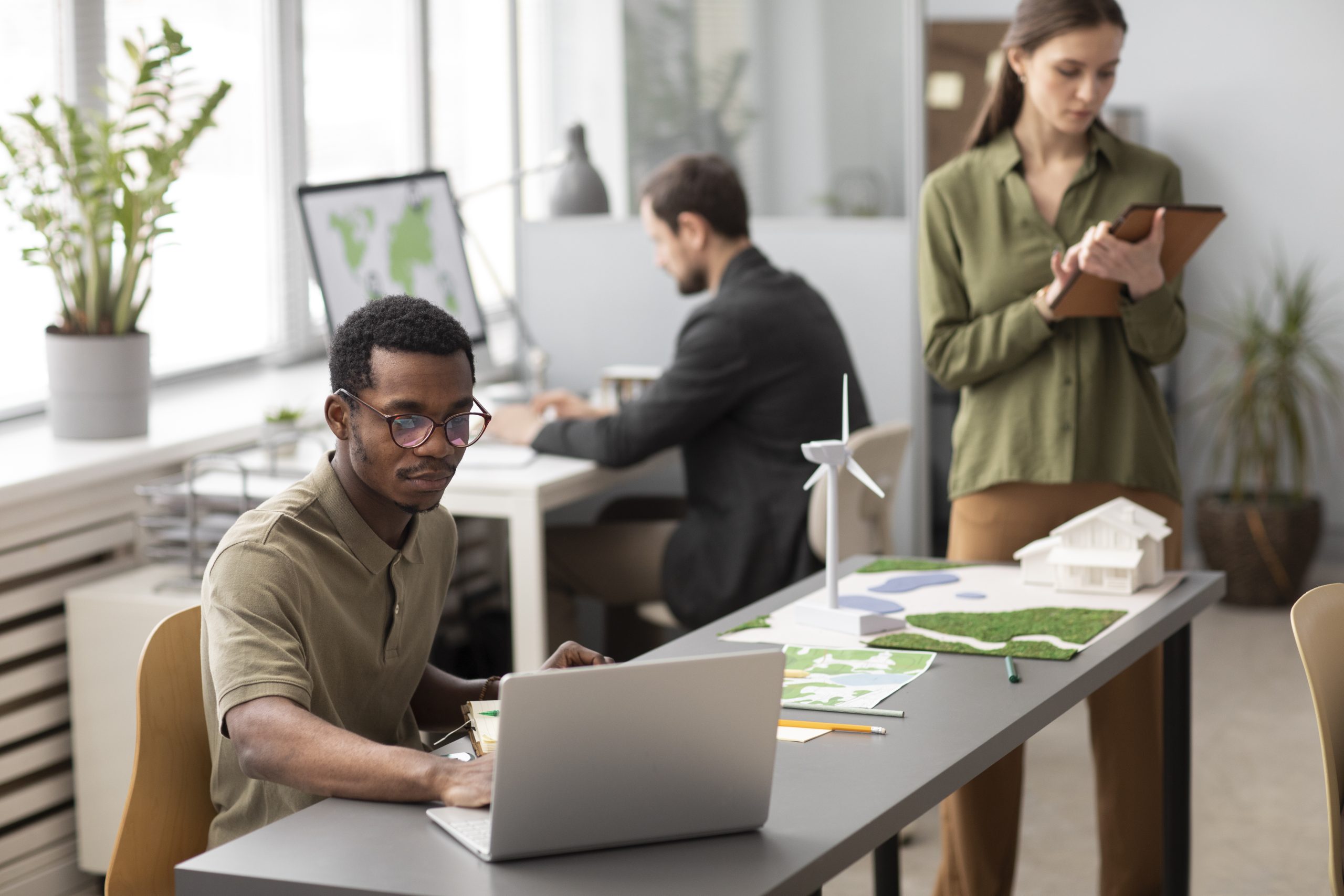 Equipe de empresa no Paraná verificando como acessar crédito e financiamento