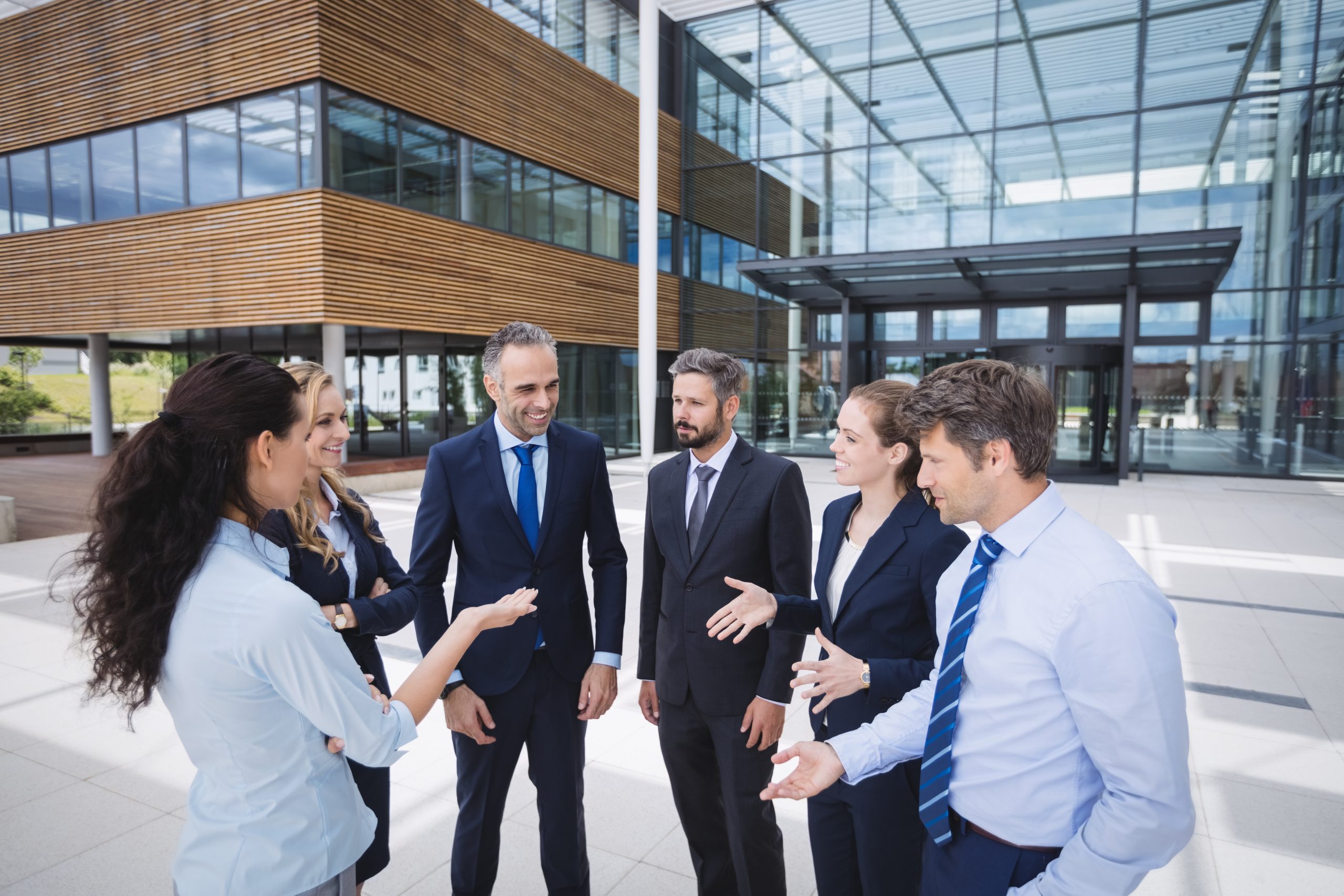 Colaboradores de uma empresa realizando networking empresarial durante evento