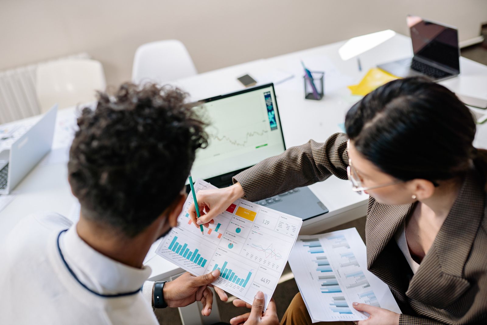 Profissionais analisando estratégias de marketing B2B com gráficos e dados