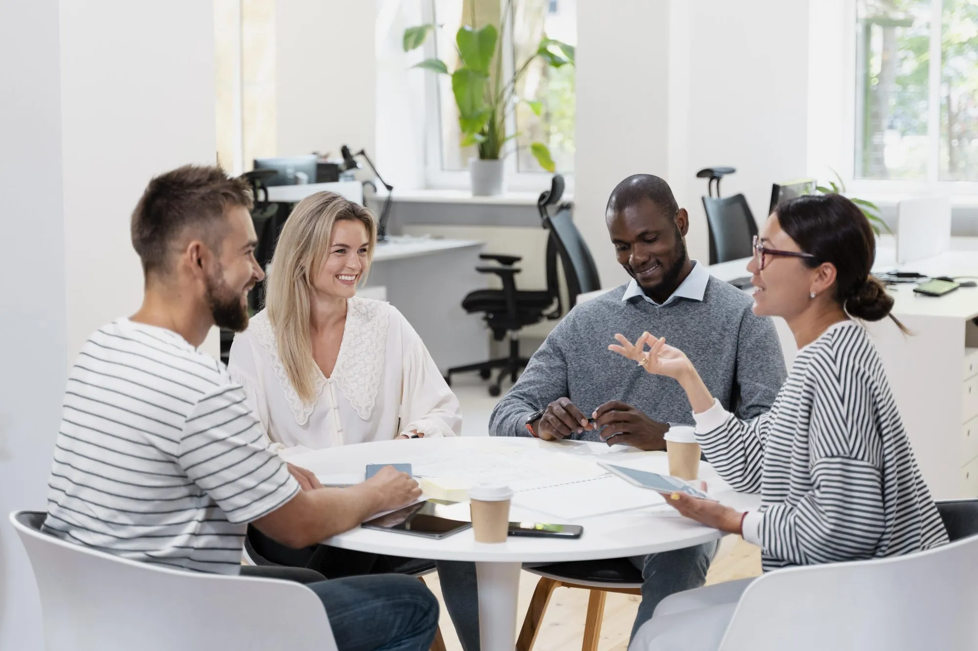 O associativismo é a prática de unir indivíduos ou empresas em associações para alcançar objetivos comuns, compartilhar recursos e fortalecer a colaboração.