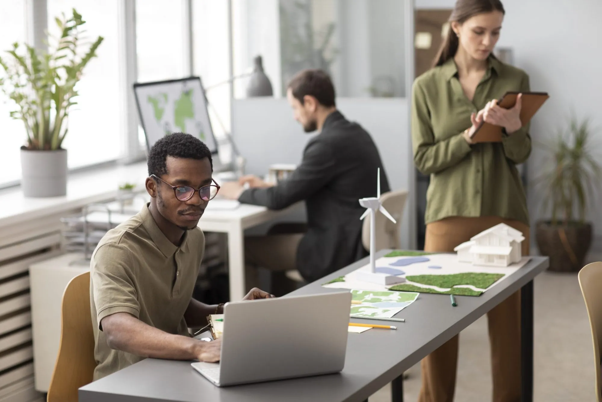 Equipe de empresa no Paraná verificando como acessar crédito e financiamento